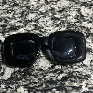 Chic Black Sunglasses